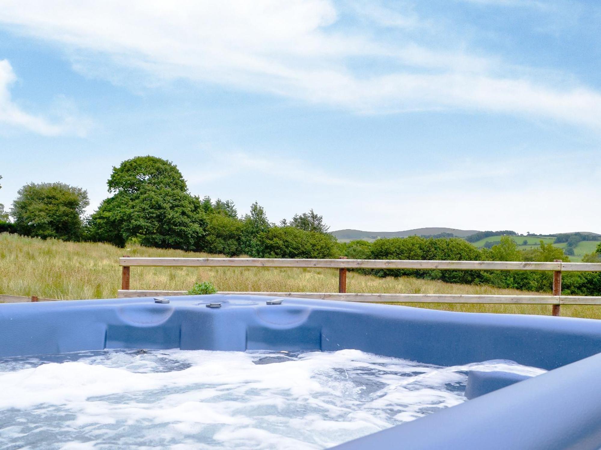 Villa Castle View Llanbadarn Fynydd Exterior foto